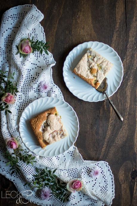 Rhabarber-Blechkuchen mit Mandelbaiser leckerundco, lecker co, lecker & co, lecker, leckerundco.de, foodblog, nürnberg, foodfotografie, mittelfranken, tina kollmann, foodpics, kochen, backen, fotografie, rezept, amaretto, rhabarber, mandel, baiser, blechkuchen, kuchen, rührkuchen, frühling, rosen, zweige, foodstyling