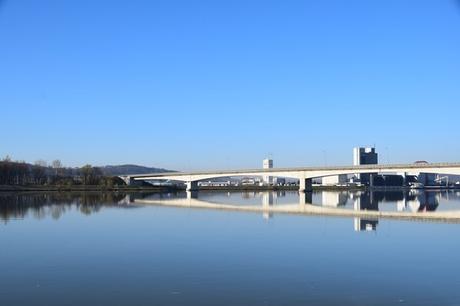 02_a-rosa-Flusskreuzfahrt-Donau-Spiegelung-Bruecke-Oesterreich