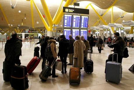 Passagiere am Flughafen Madrid. © dpa