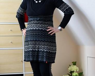 Strickkleid mit Statement Kette