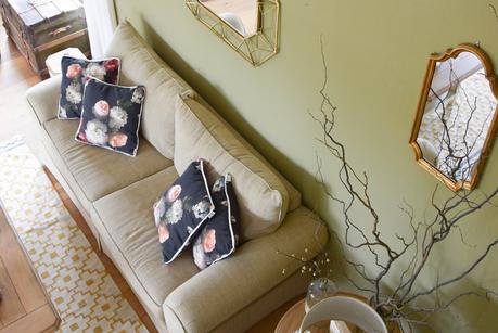 blumen deko wohnzimmer kissen beistelltisch spiegel wohnen dekorieren dekoidee