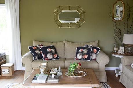blumen deko wohnzimmer kissen beistelltisch spiegel wohnen dekorieren dekoidee