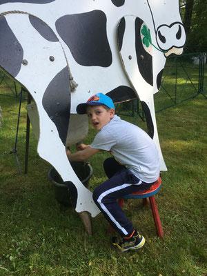 Kinder können Kühe melken