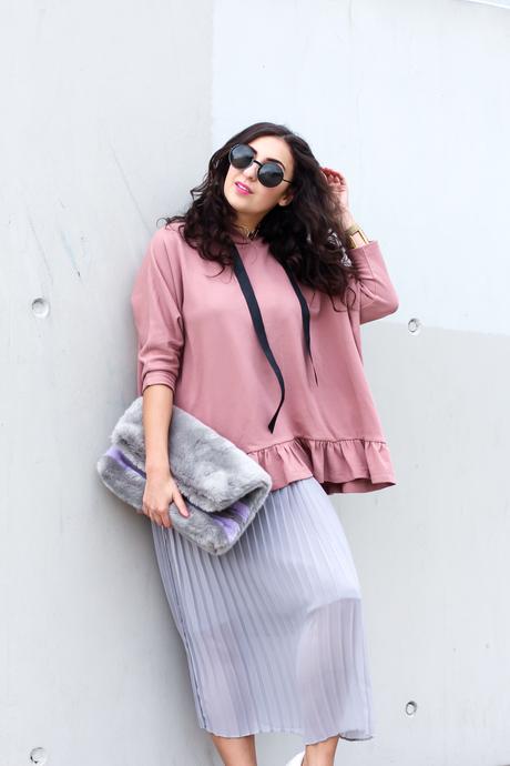 ruffled hoodie reserved oversize streetstyle pilssee midi skirt pleated maxiskirt faltenrock pullover kombinieren sneakers outfit casual sporty summer look berlinstyle fashion blogger germany berlin samieze-5