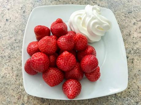  Kuriose Feiertage - 21. Mai - Erdbeeren-mit-Sahne-Tag – National Strawberries and Cream Day - 2017 Dietmar Giese