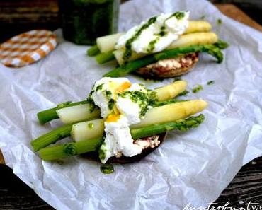 Eggs Benedict mit Spargel