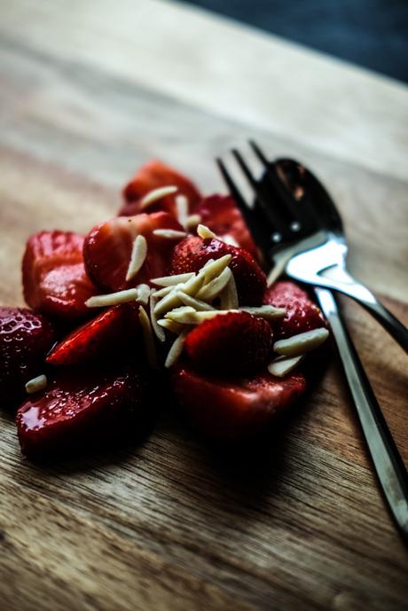 www.fim.works | Lifestyle Blog | frische Erdbeeren mit Mandelstiften