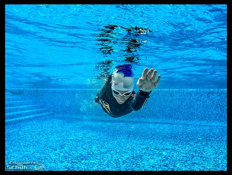 Schwimmgeschichten: Ab mit Neoprenanzug in den Pool – dieses Jahr so ins Freiwassertraining gestartet