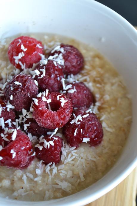 Frühstücksflocken mit Himbeeren, Kokos und Rosenwasser | Porridge with Raspberries, shredded Coconut and Rose Water (Deutsch & English)
