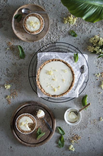 Holunder Tarte mit Joghurtcreme und Kokoskruste / Rustic Elderflower Tart with a Coconut Crust