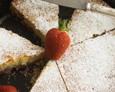 Buttermilch-Erdbeerkuchen in der Pfanne gebacken