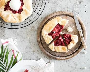 Erdbeere Rhabarber Galette | Strawberry Galette with Rhubarb