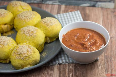 Curry Käsebällchen mit Parmesan und scharfen Dip