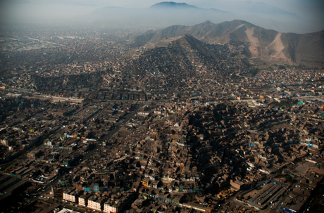 Lima, eine Stadt in der Wüste: Luftaufnahme von informellen Siedlungen am Fuße der Anden in Lima, 2012 | © Evelyn Merino-Reyna, Lima