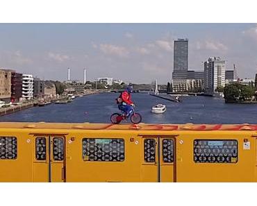 Mit dem Kinderrad auf der U1 surfen und dann auf dem Molecule Man parken