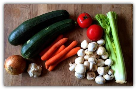 maju-kocht … Gemüse -Hackfleisch-Bolognese mit Zucchettis