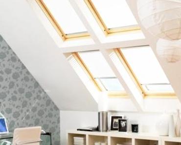 In Deckung hinterm Dachfenster