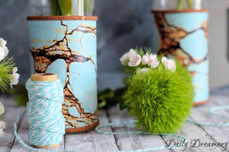 Moderne Design-Vase mit Klebefolien und Korkband