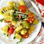 Perfekt fürs Grillen: Gnocchi-Salat mit Pesto