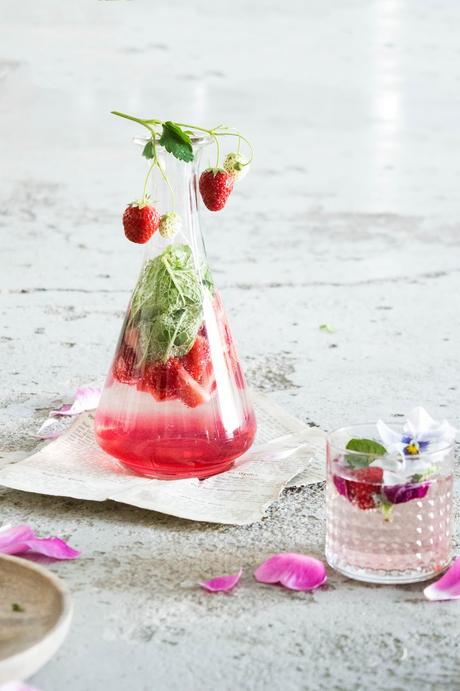Rosenlimonade mit Erdbeeren und Minze | Lemonade with Roses, Strawberries and Mint Leaves