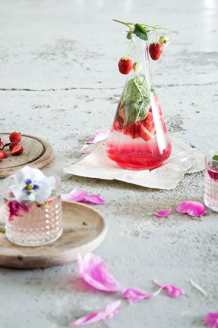 Rosenlimonade mit Erdbeeren und Minze | Lemonade with Roses, Strawberries and Mint Leaves