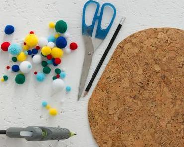 Wie bastle ich bunte DIY Pom Pom Untersetzer für den Sommertisch