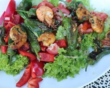 Gemischter Salat mit Bratpaprika und Garnelen