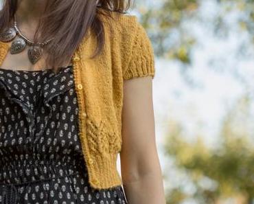 Gestrickter Bolero mit Ajourmuster