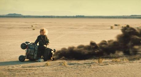 Vater dreht mit seinen Söhnen eine „Mad Max“ Trailer Parodie