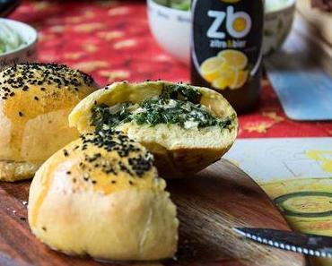 Kleine Brötchen mit Mangold-Käse-Fülle