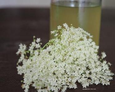 100 % natürlich: So leicht kannst du Holunderblütensirup herstellen