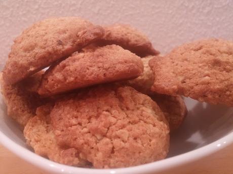 Haferflocken-Cookies mit Nüssen und Orange