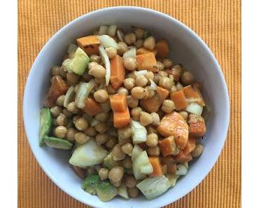 Bowl mit Kichererbsen, Süßkartoffeln und Feta