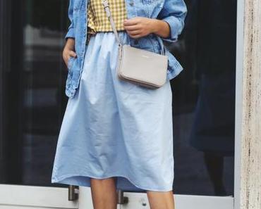 Sommer Outfit mit Oversize Jeansjacke, Midirock und karierter Bluse