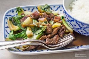 Asiatisches Rind mit Pak-Choi und Chili