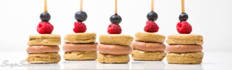 Mini pancake sticks with chocolate cream filling – Mini-Pancake-Spieße mit Schokoladencremefüllung