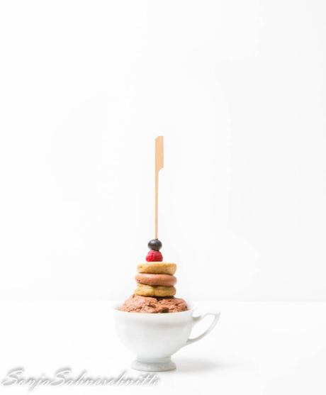 Mini pancake sticks with chocolate cream filling – Mini-Pancake-Spieße mit Schokoladencremefüllung