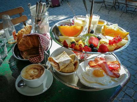 Brunch im Café des Amis – Hochstapeln in Wipkingen