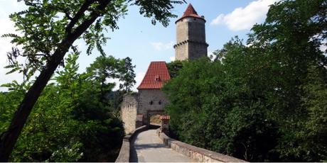 nach Prag: durchs tiefe Mittelalter hindurch