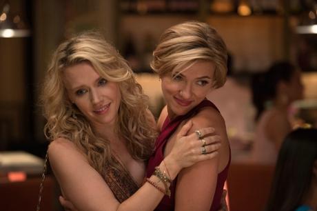 In GIRLS‘ NIGHT OUT darf Scarlett Johansson die Sau rauslassen
