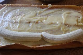 Biskuitrolle mit Bananen