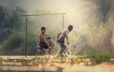 Kinder beim Fussball spielen in Brasilien