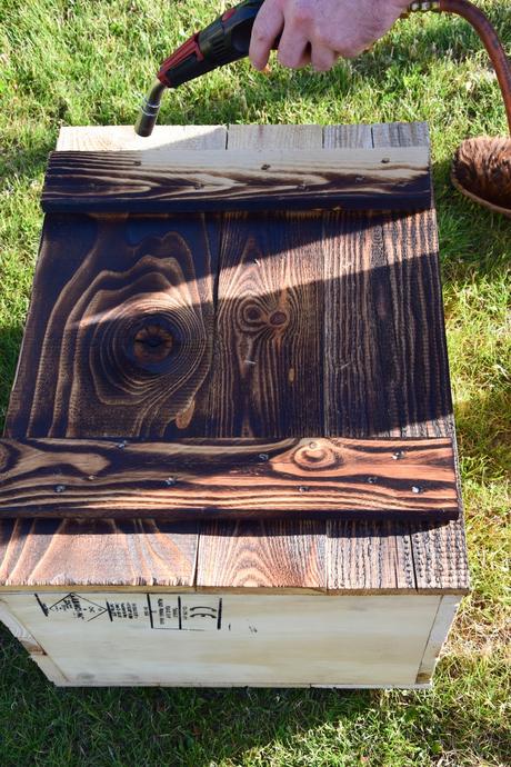 Von der Holzkiste zum Tisch: DIY flambiertes Holz selbermachen
