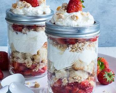 Rezept für ein schnelles Erdbeer-Knusper Schicht Dessert im Glas