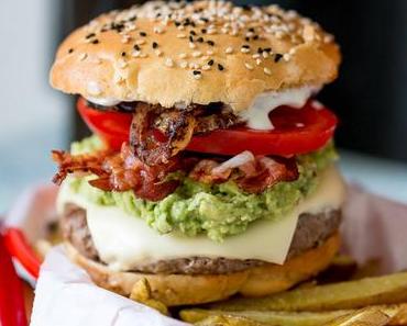 California Burger mit Avocado und Pancetta