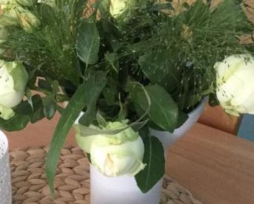 Friday-Flowerday – oder – Weiße Rosen und Meer