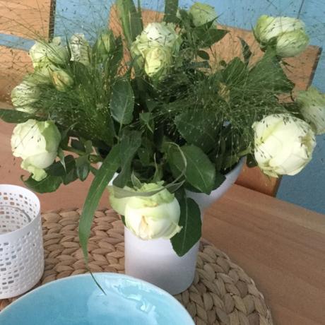 Friday-Flowerday – oder – Weiße Rosen und Meer