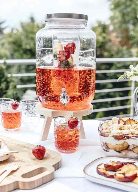 Sommerliches Trifle mit gegrillten Nektarinen, Erdbeer-Bowle, Melonen-Spieße und LEONARDO *Werbung*