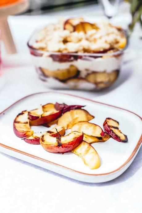 Sommerliches Trifle mit gegrillten Nektarinen, Erdbeer-Bowle, Melonen-Spieße und LEONARDO *Werbung*