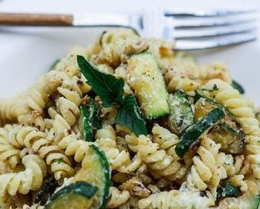 Sommer Pasta mit Zucchini, Minze und Ricotta